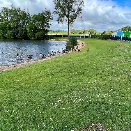 Waters Edge, Hoburne Cotswolds Villa South Cerney Exteriör bild
