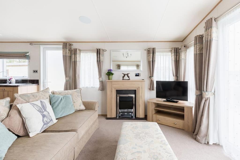 Waters Edge, Hoburne Cotswolds Villa South Cerney Exteriör bild