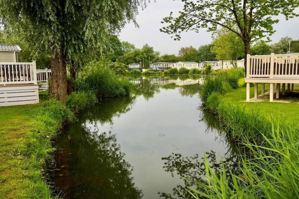 Waters Edge, Hoburne Cotswolds Villa South Cerney Exteriör bild