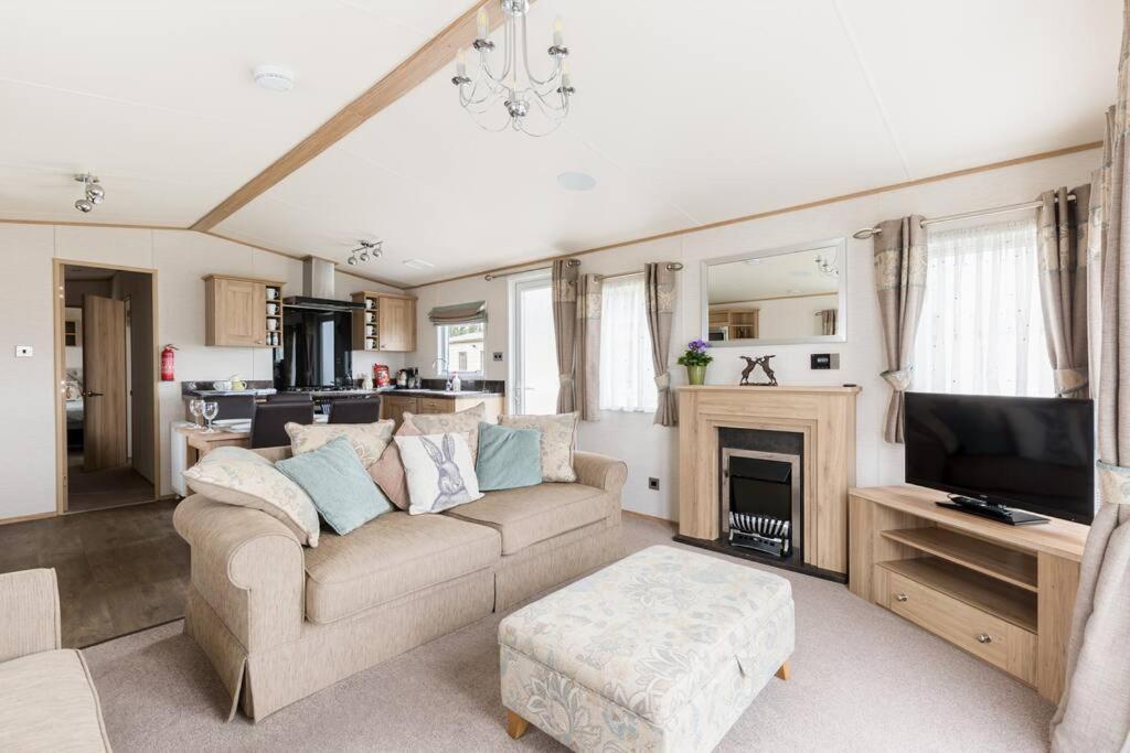 Waters Edge, Hoburne Cotswolds Villa South Cerney Exteriör bild