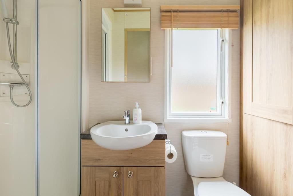 Waters Edge, Hoburne Cotswolds Villa South Cerney Exteriör bild