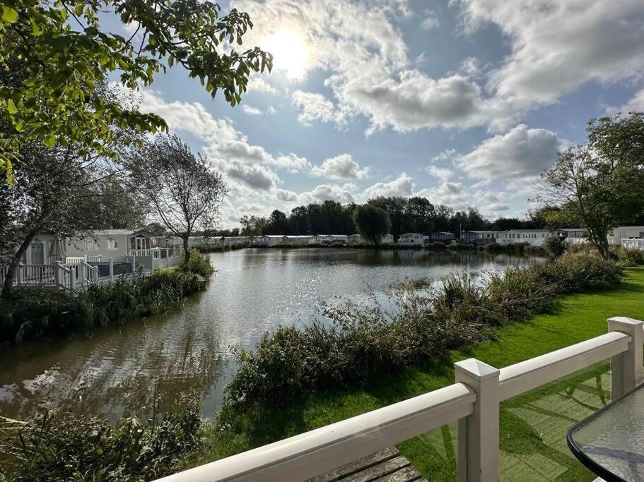 Waters Edge, Hoburne Cotswolds Villa South Cerney Exteriör bild