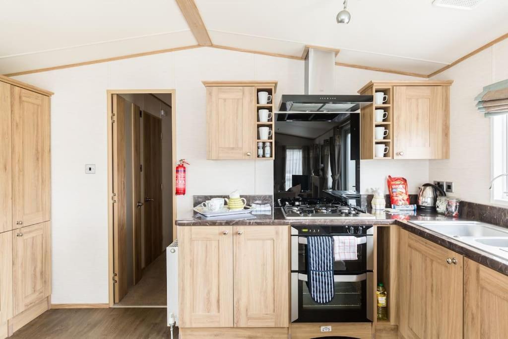 Waters Edge, Hoburne Cotswolds Villa South Cerney Exteriör bild