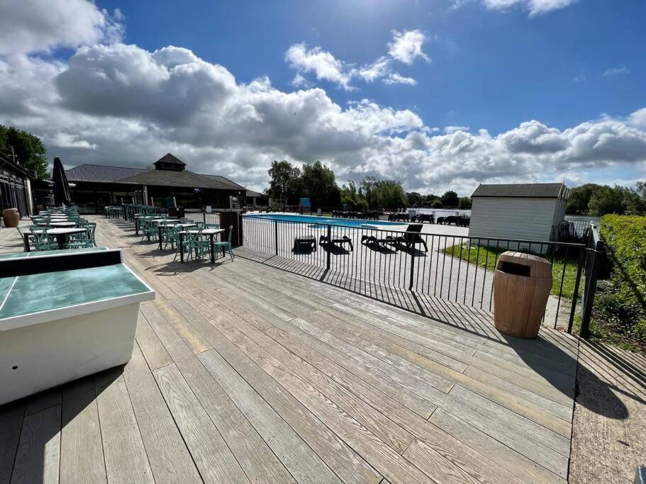 Waters Edge, Hoburne Cotswolds Villa South Cerney Exteriör bild